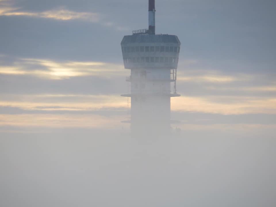 Fernsehturm im Nebel